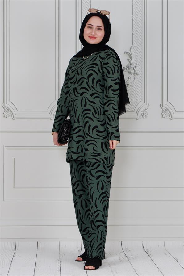 طقم بدلة  باللون الأخضر