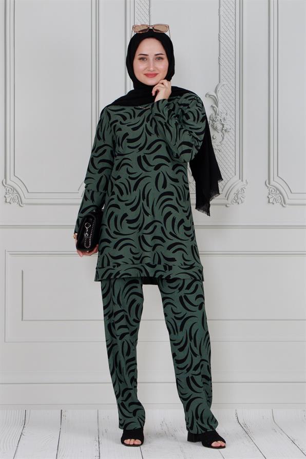 طقم بدلة  باللون الأخضر