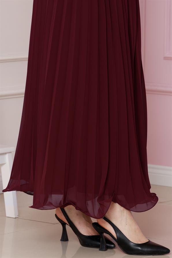 تنورة بتفاصيل طيات لون بورجندي