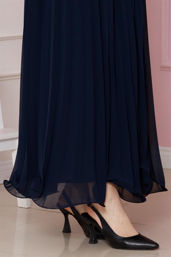 تنورة بتفاصيل طيات أزرق داكن