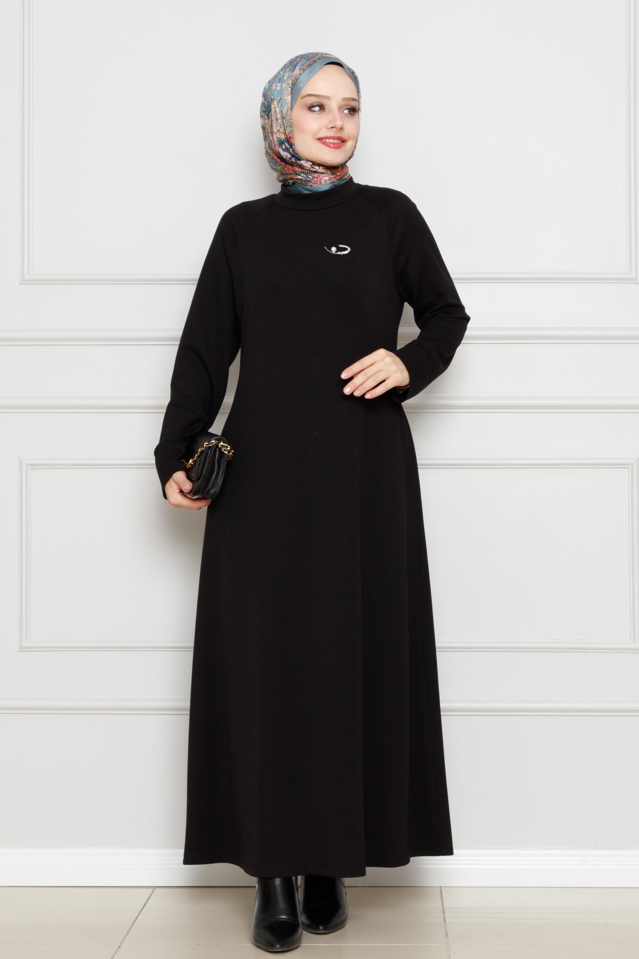 Broş Detaylı Elbise-Siyah