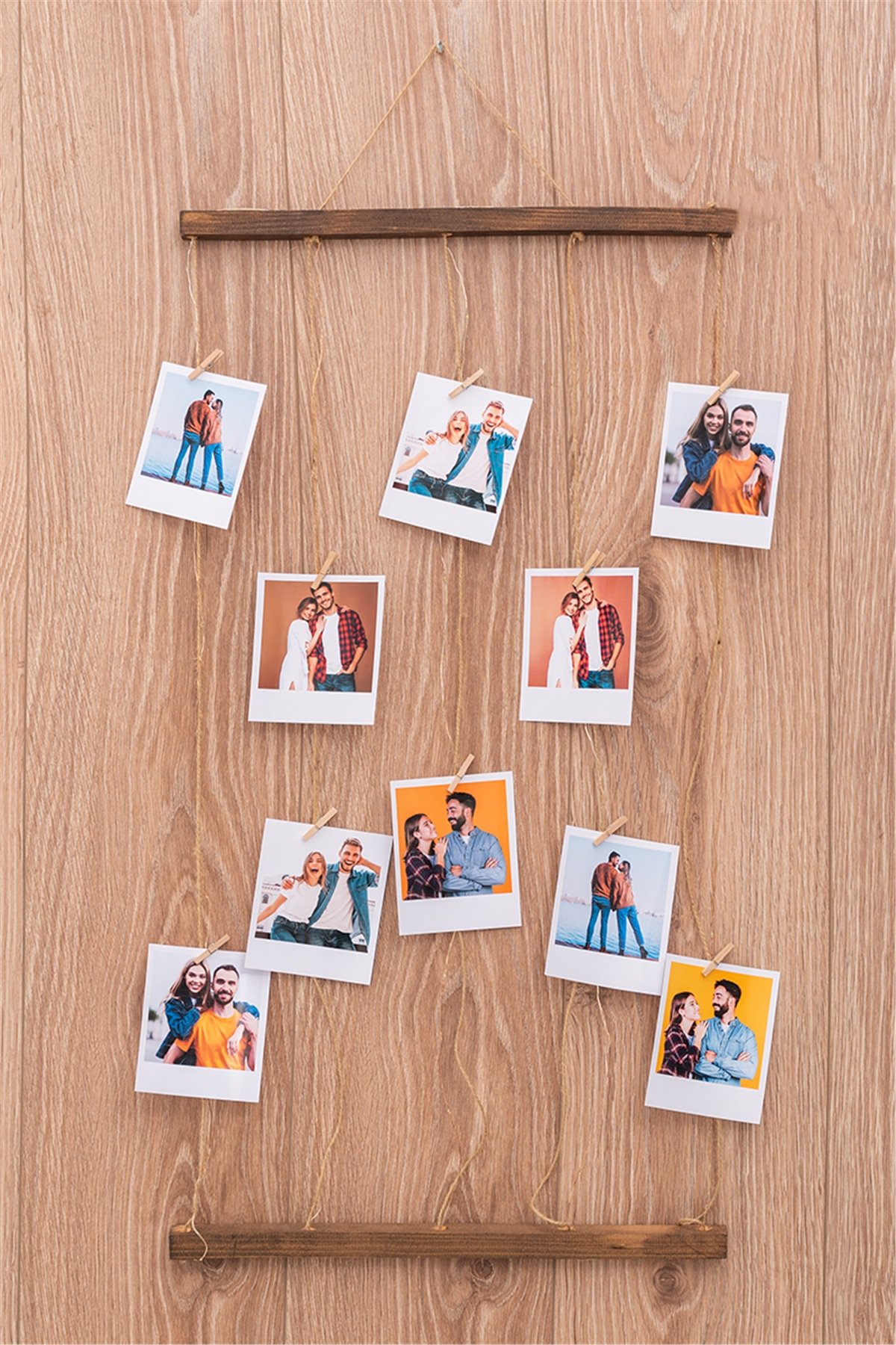 Polaroid Fotoğraflı İpli ve Mandallı Ahşap Duvar Fotoğraf Anı Çerçevesi 