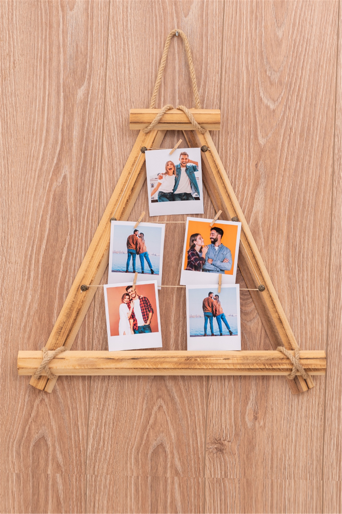 Polaroid Fotoğraflı Üçgen Model İpli Mandallı Ahşap Fotoğraf Çerçevesi