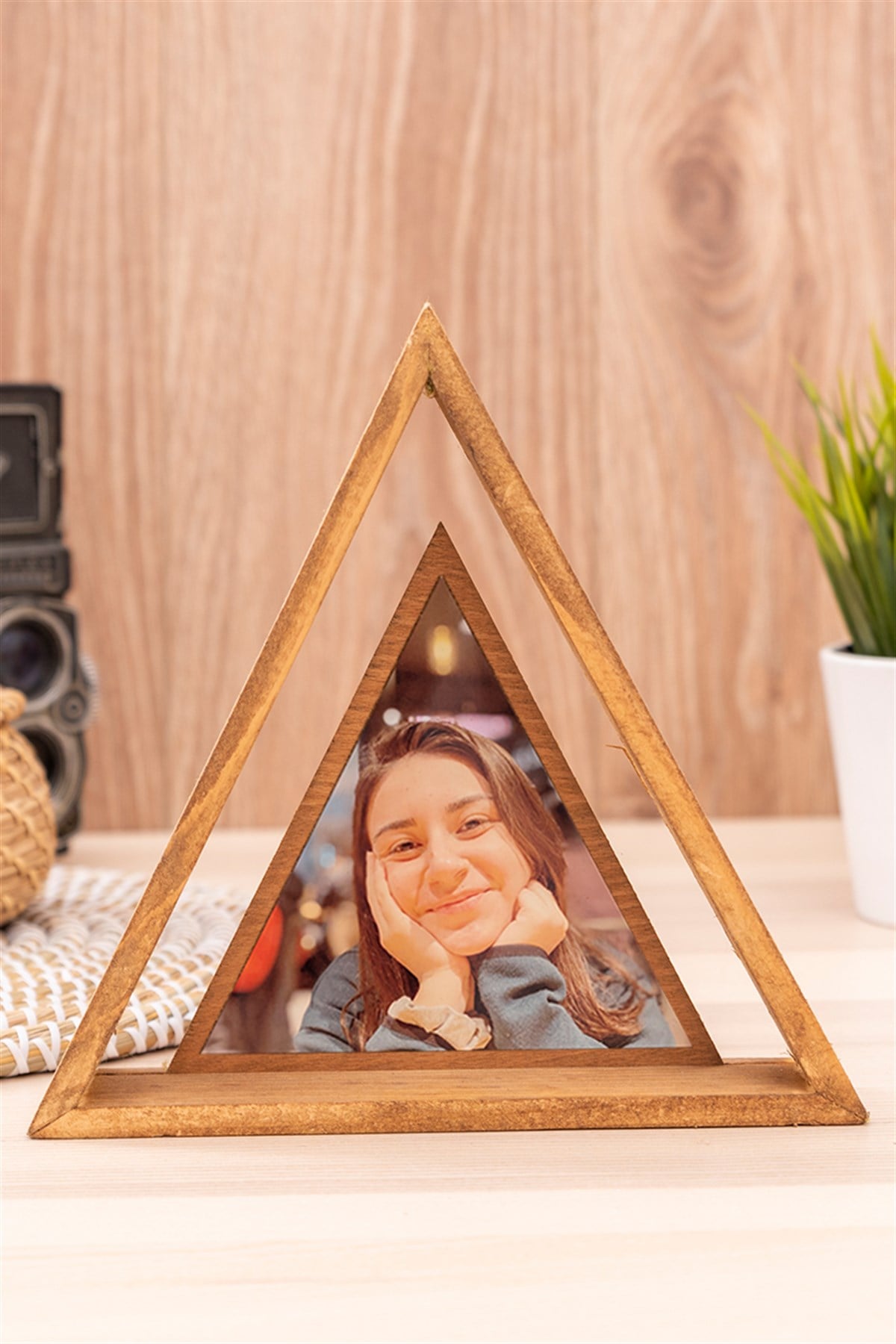 Fotoğraflı Üçgen Tasarım Ahşap Fotoğraf Çerçevesi