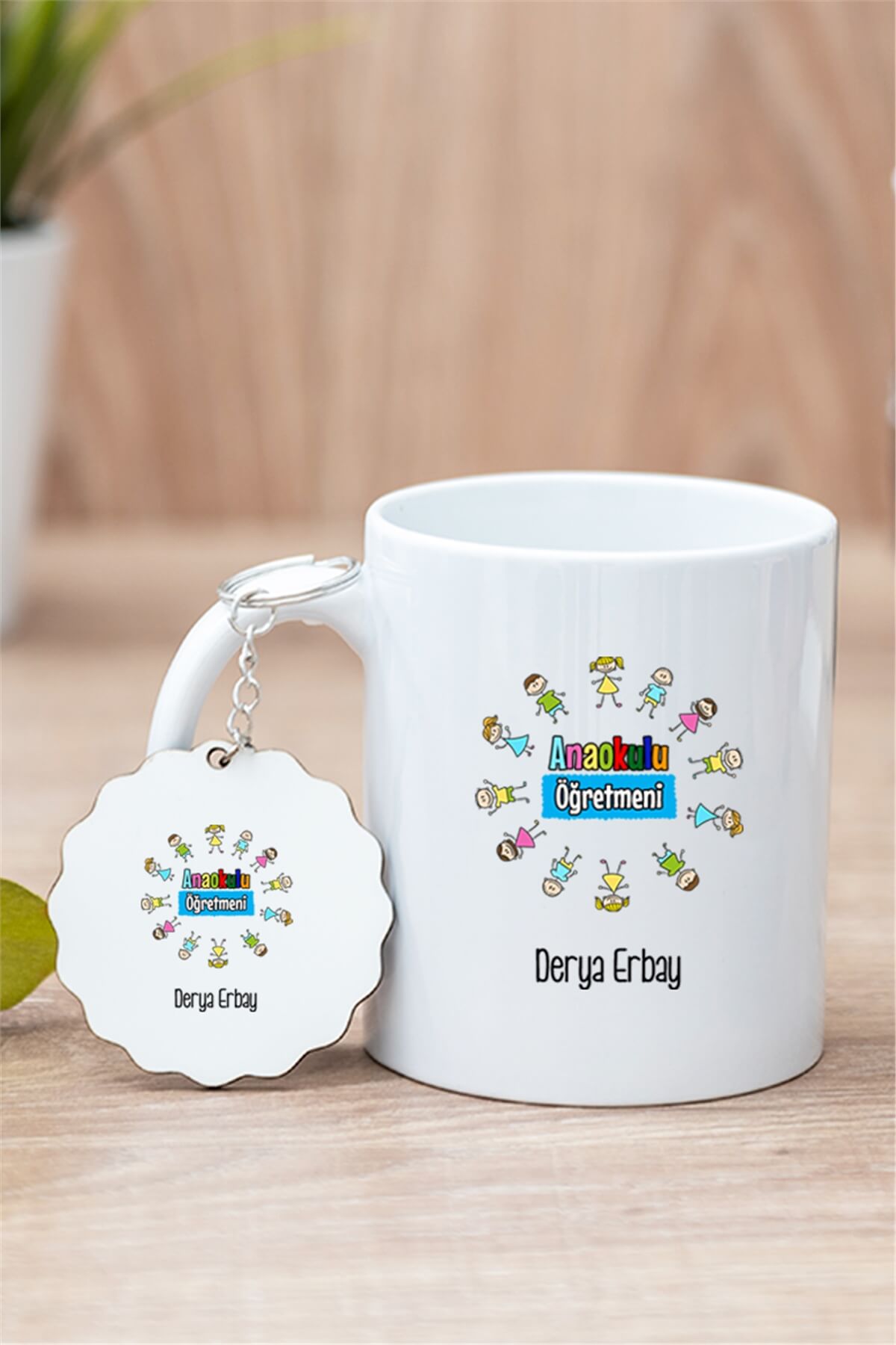 Anaokulu Öğretmeni Beyaz Kupa Bardak ve Ahşap Anahtarlık