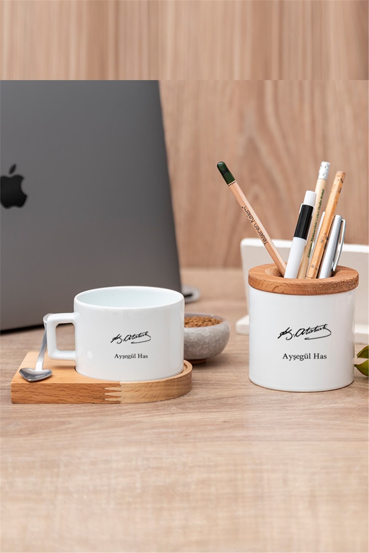 Atatürk Temalı Hediye İsme Özel Ahşap Altlıklı Fincan ve Kalemlik