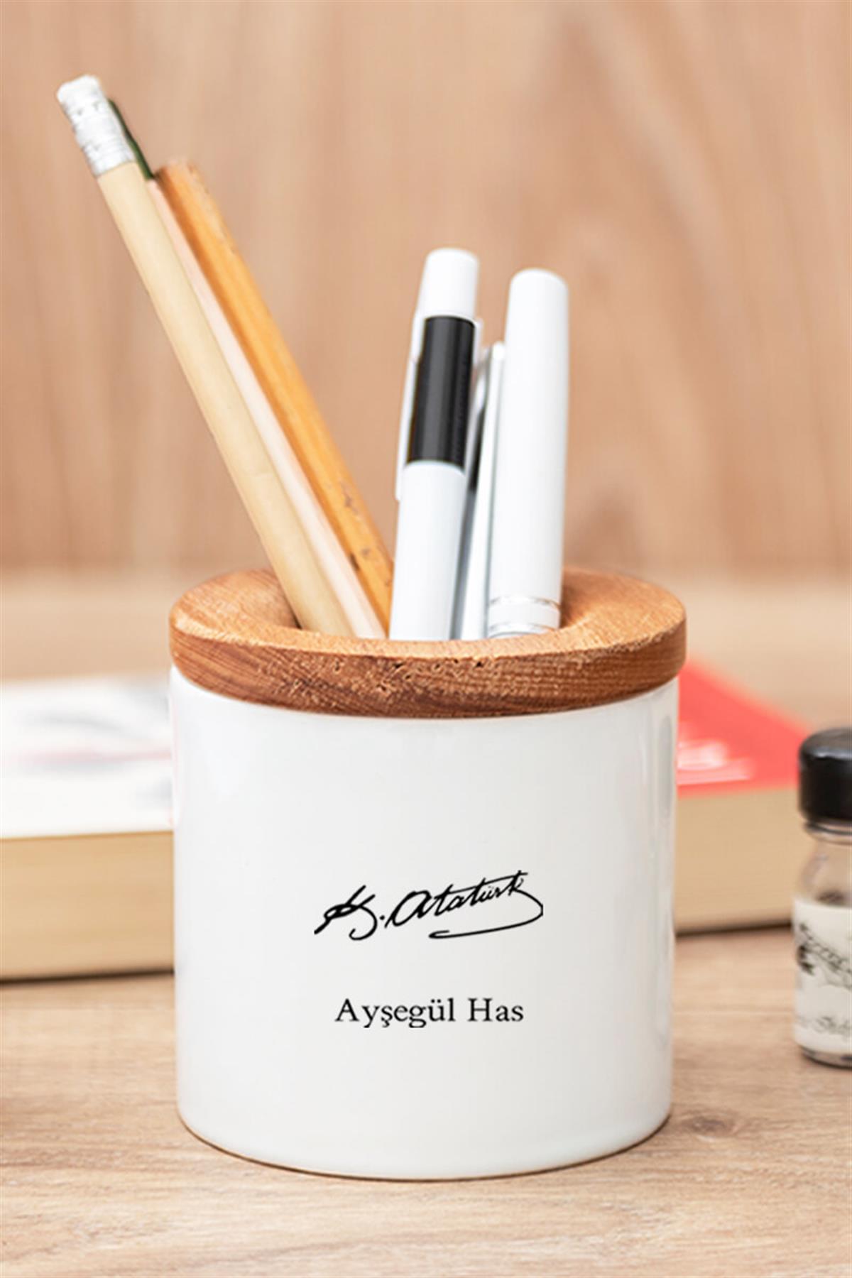 Atatürk Temalı Hediye İsme Özel Ahşap Altlıklı Fincan ve Kalemlik