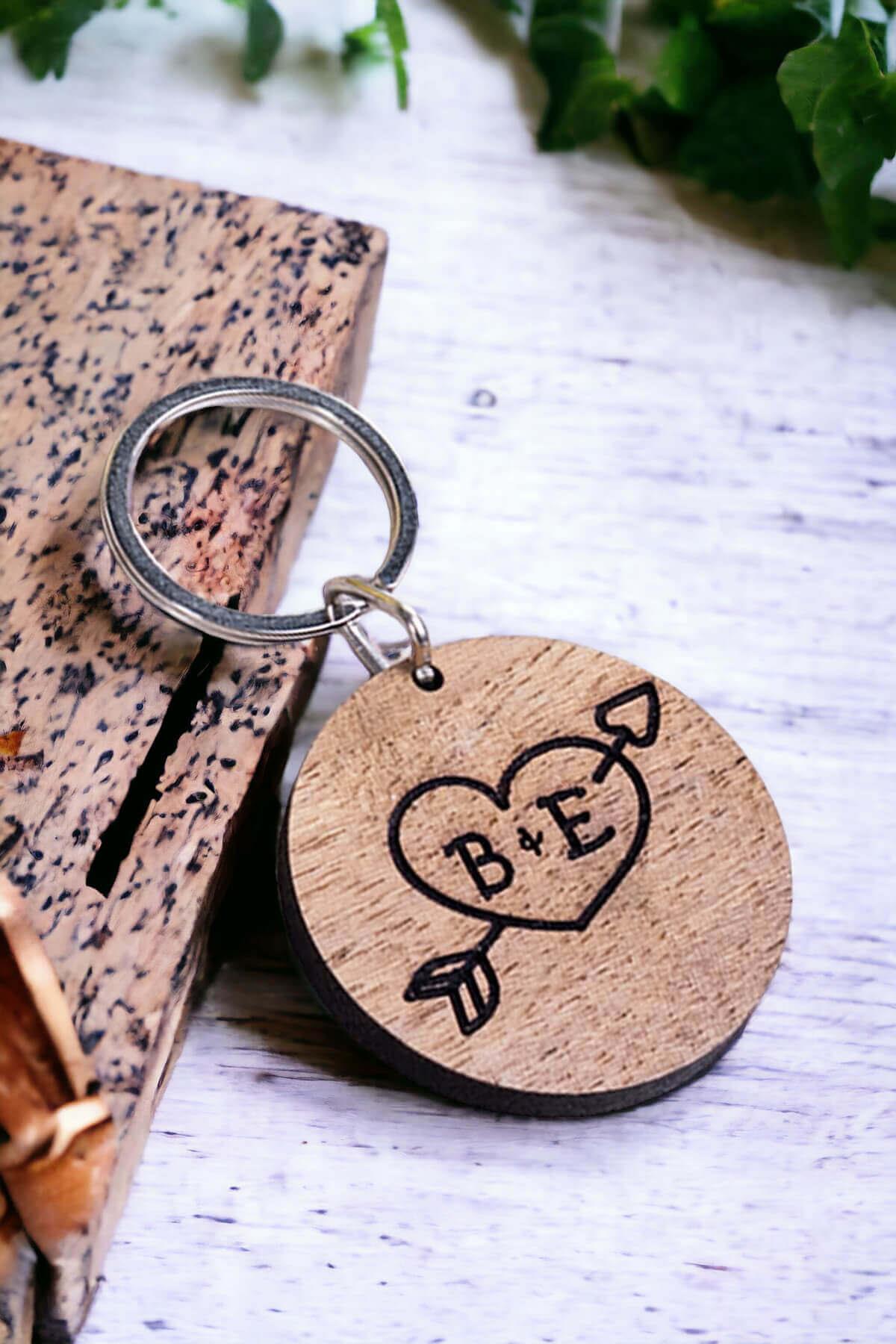 Sevgiliye Hediye Baş Harf Tasarım Yuvarlak Ahşap Anahtarlık
