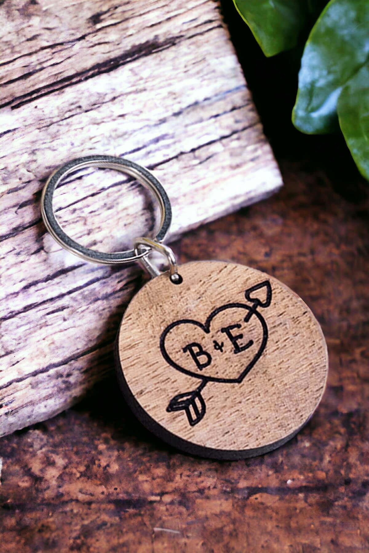 Sevgiliye Hediye Baş Harf Tasarım Yuvarlak Ahşap Anahtarlık