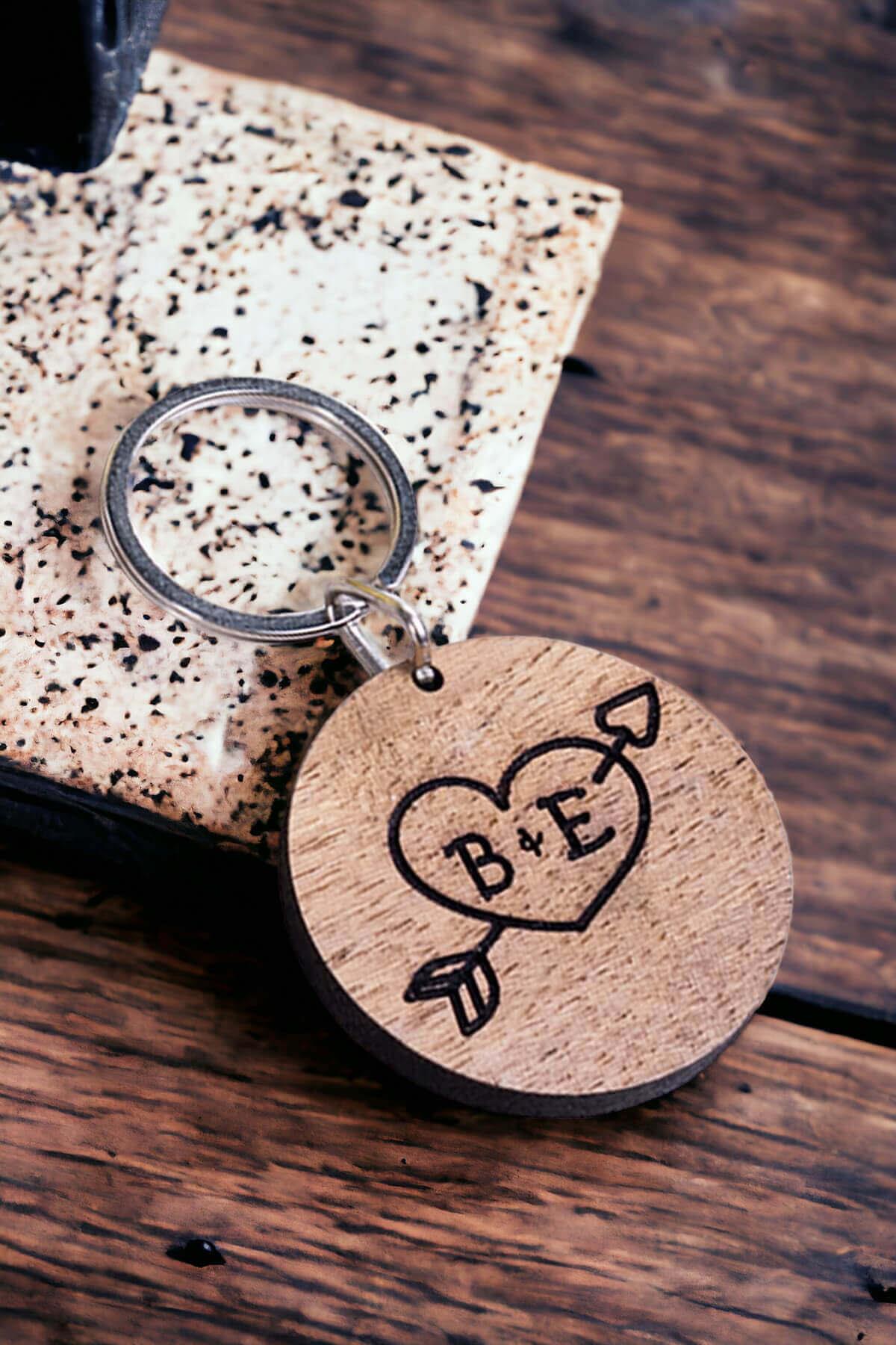 Sevgiliye Hediye Baş Harf Tasarım Yuvarlak Ahşap Anahtarlık