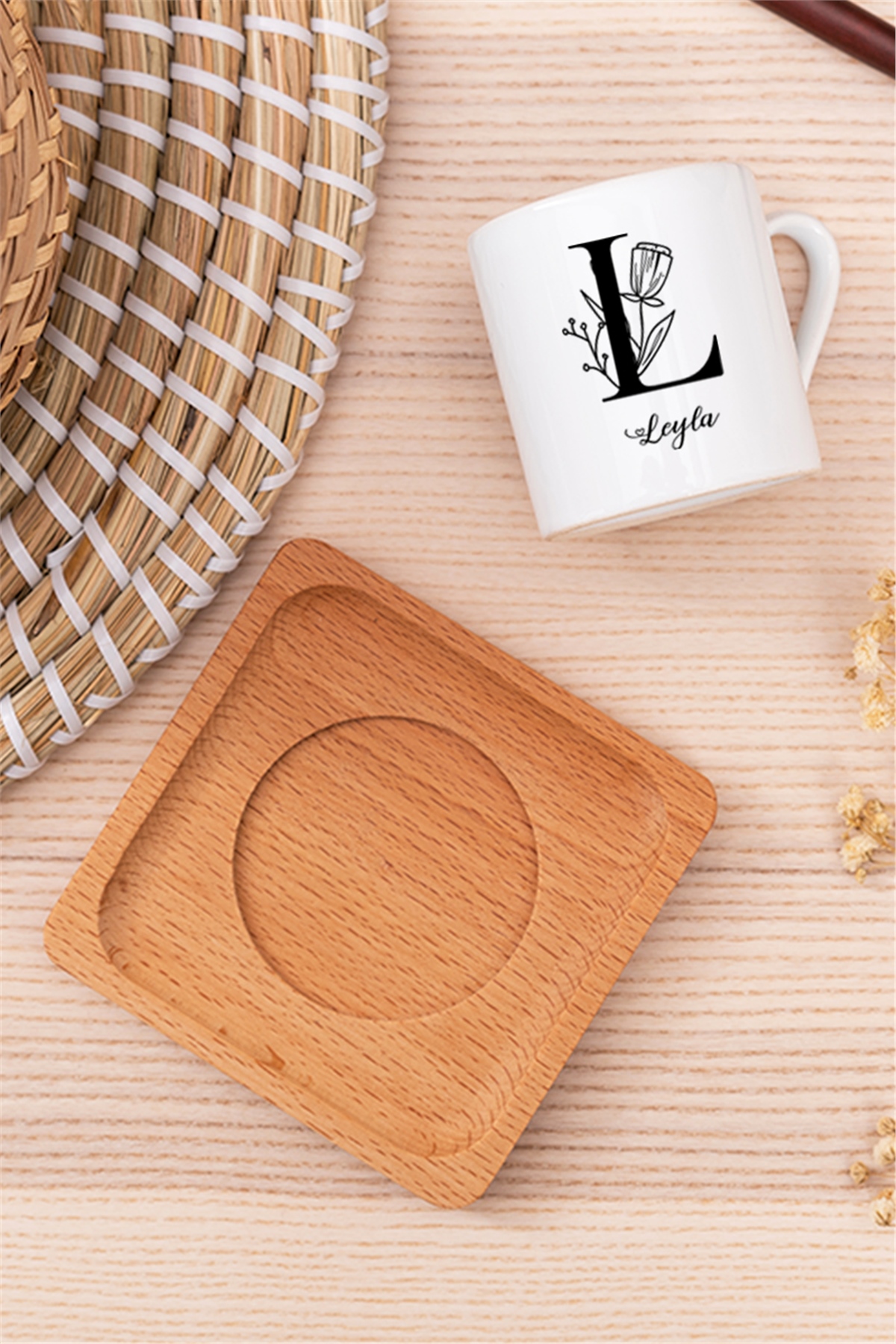 Baş Harfli Çiçek Tasarım Ahşap Altlıklı Türk Kahvesi Fincanı