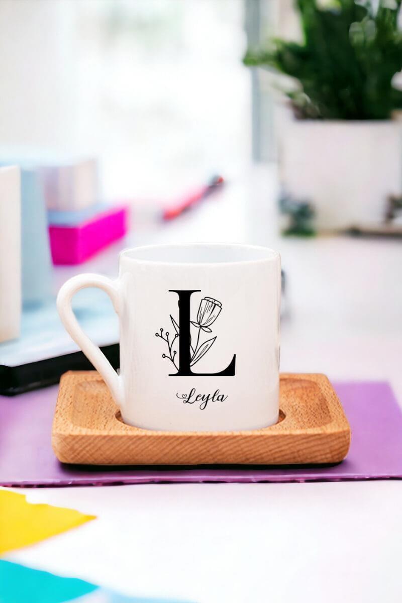 Baş Harfli Çiçek Tasarım Ahşap Altlıklı Türk Kahvesi Fincanı