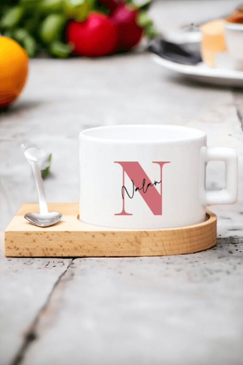 Baş Harfli Üzeri İsim Yazılı Ahşap Altlıklı Fincan