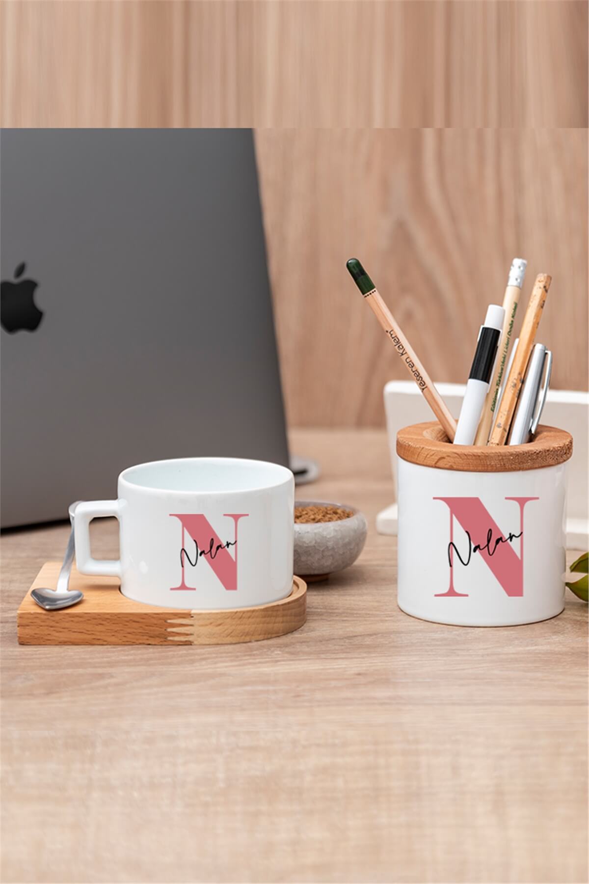 Kadınlara Hediye Baş Harfli Üzeri İsim Yazılı Ahşap Altlıklı Fincan ve Kalemlik