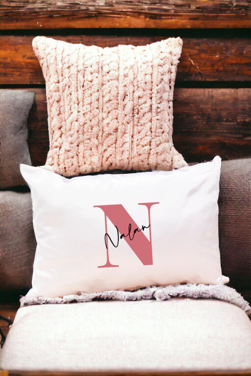 Baş Harfli Üzeri İsim Yazılı Dikdörtgen Yastık