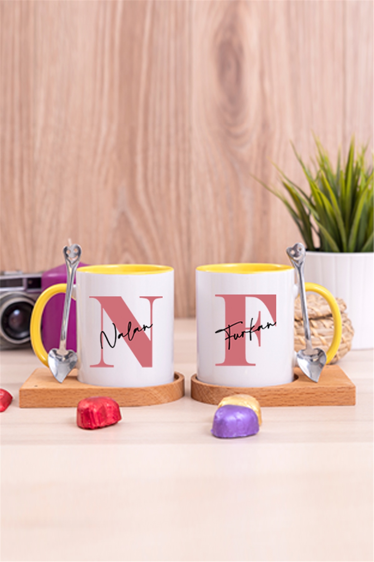 Baş Harfli Üzeri İsim Yazılı İkili Ahşap Altlıklı İçi Renkli Kupa Bardak