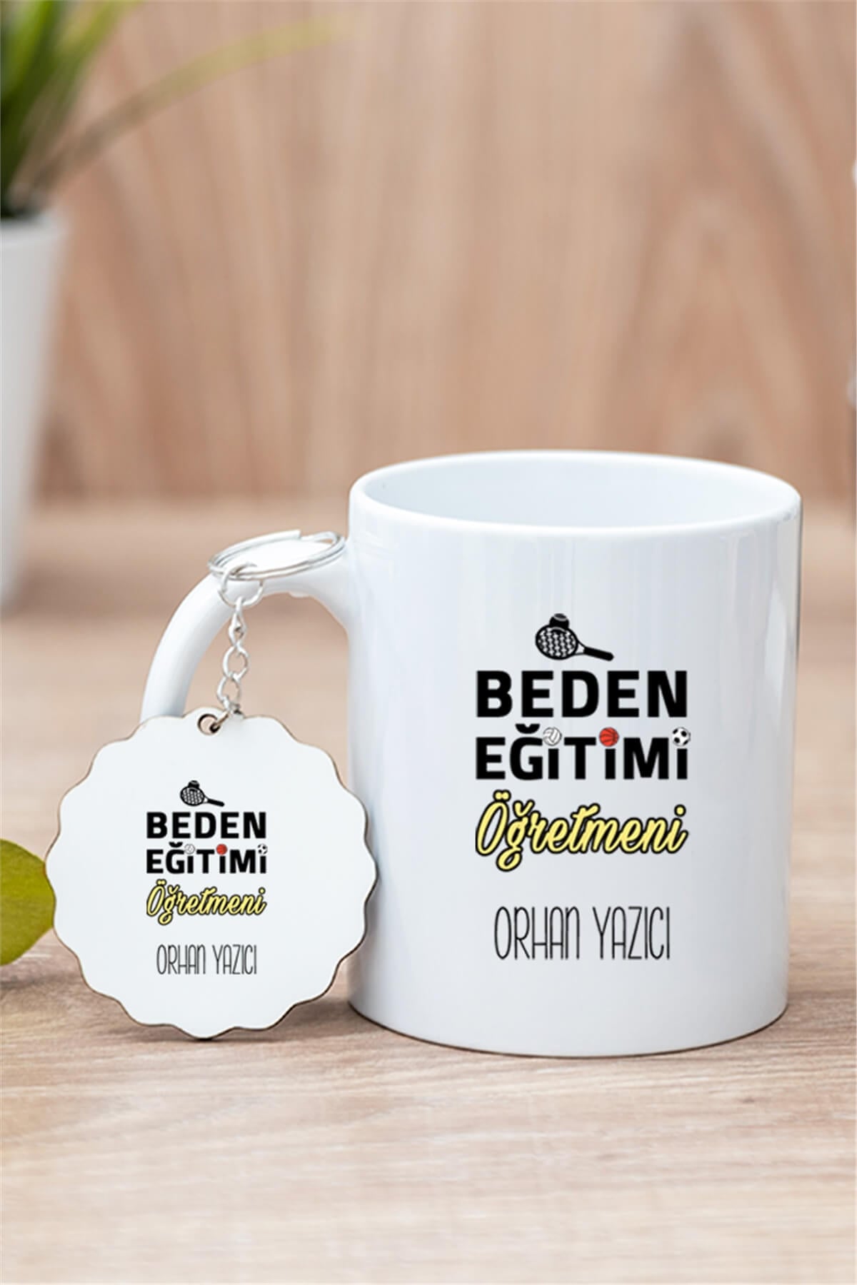 Beden Eğitimi Öğretmeni Beyaz Kupa Bardak ve Ahşap Anahtarlık