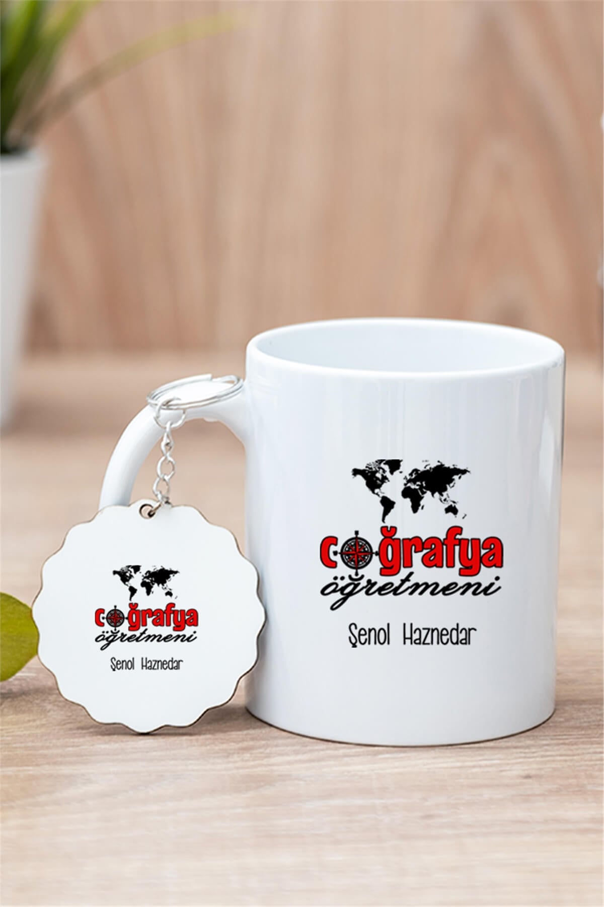 Coğrafya Öğretmeni Beyaz Kupa Bardak ve Ahşap Anahtarlık