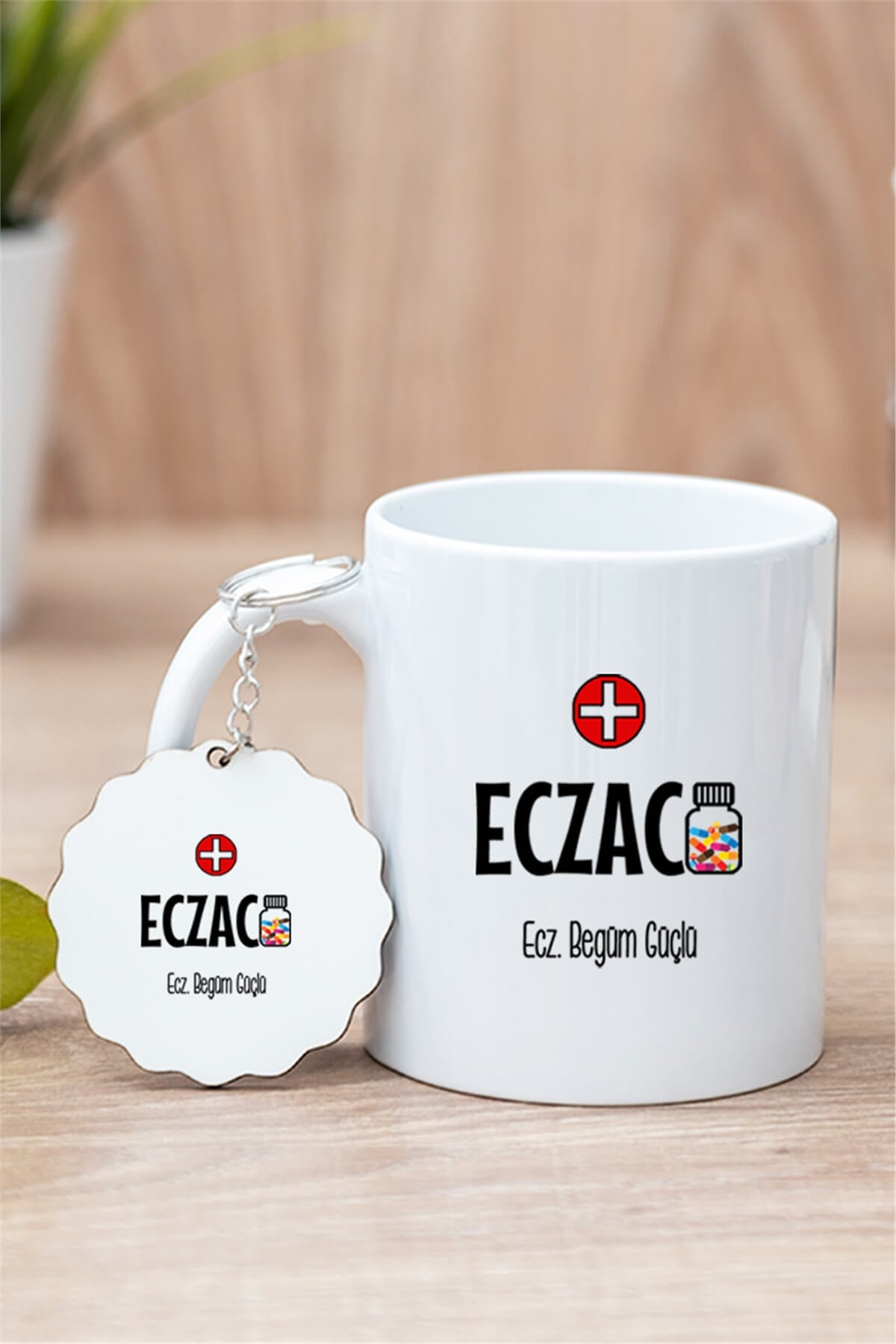 Eczacı Beyaz Kupa Bardak ve Ahşap Anahtarlık