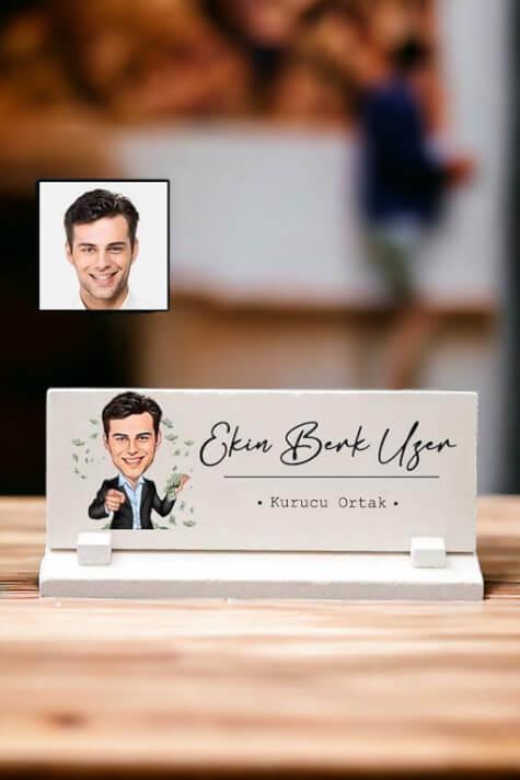 Erkeğe Terfi Hediyesi Karikatürlü Masa İsimliği