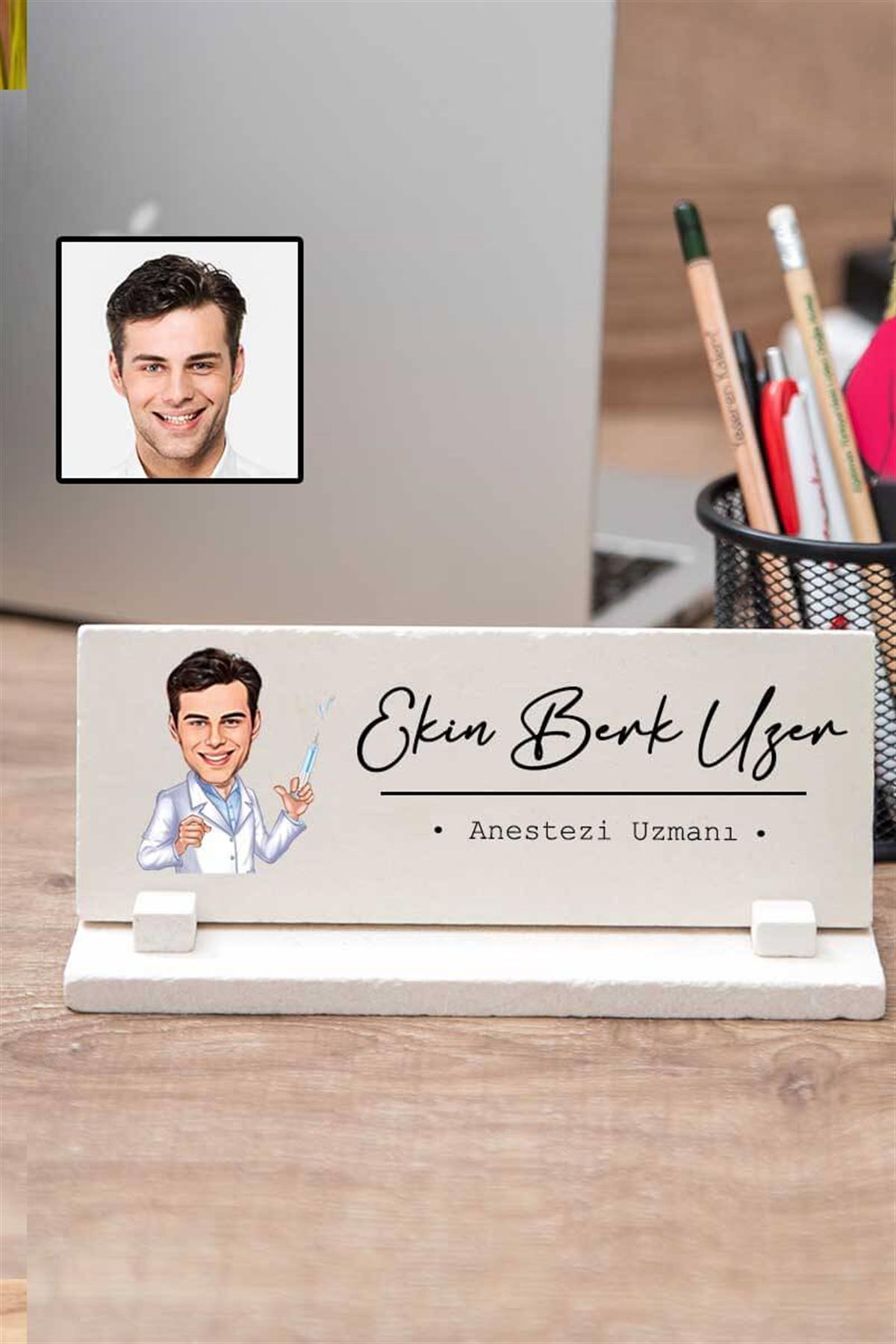 Erkek Anestezi Uzmanına Hediye Karikatürlü Masaüstü İsimlik