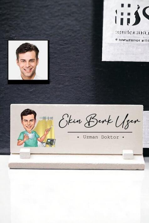 Erkek Doktora Muayenehane Hediyesi Karikatürlü Masaüstü İsimlik