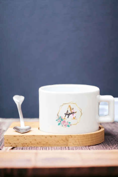 Geometrik Yaldız Tasarım Harfli Ahşap Altlıklı Fincan