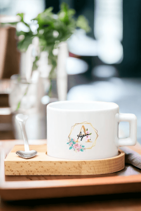 Geometrik Yaldız Tasarım Harfli Ahşap Altlıklı Fincan