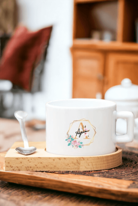 Geometrik Yaldız Tasarım Harfli Ahşap Altlıklı Fincan