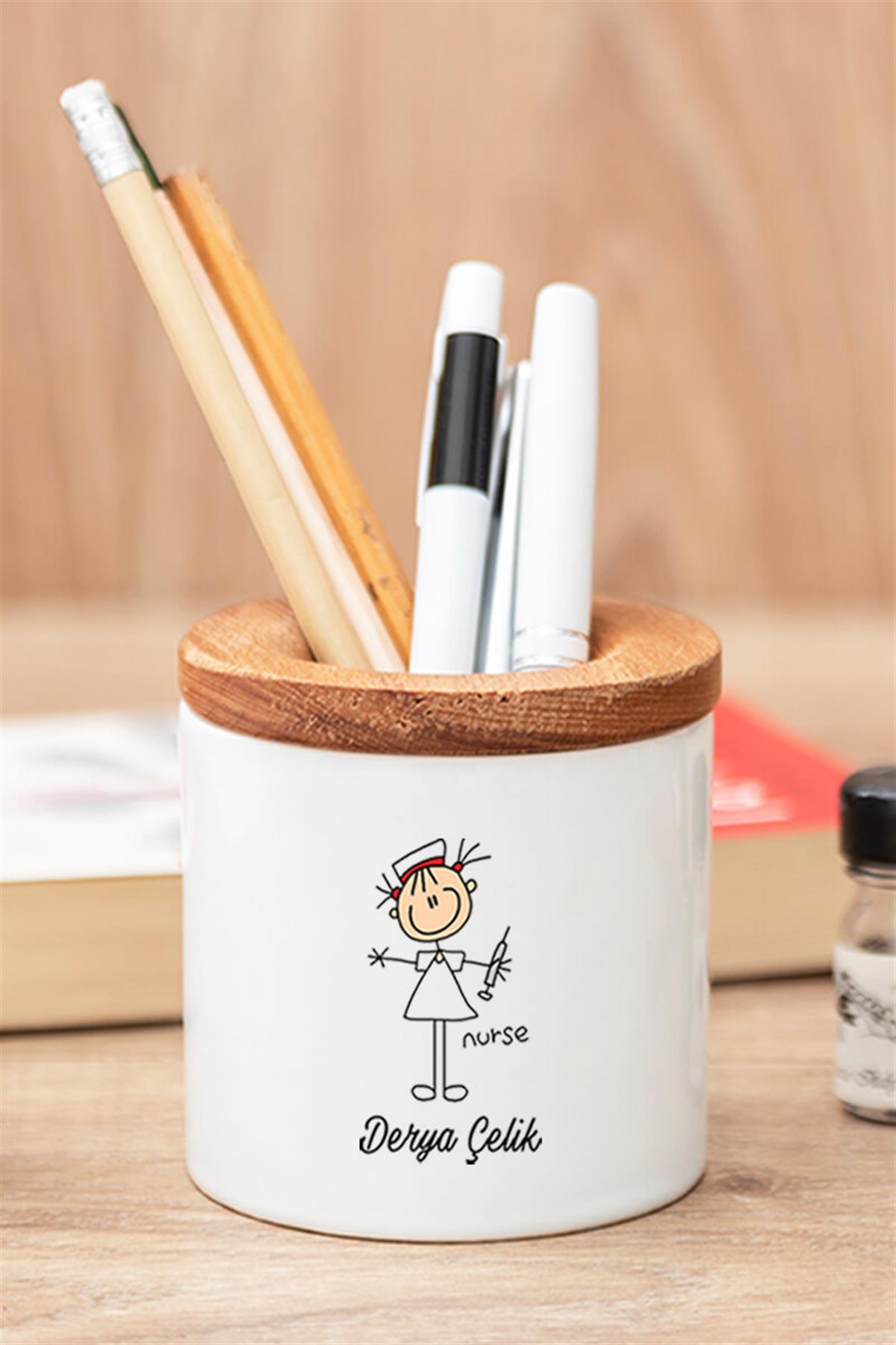Hemşireye Hediye Seti Hemşire Karikatürü Ahşap Altlıklı Fincan ve Kalemlik