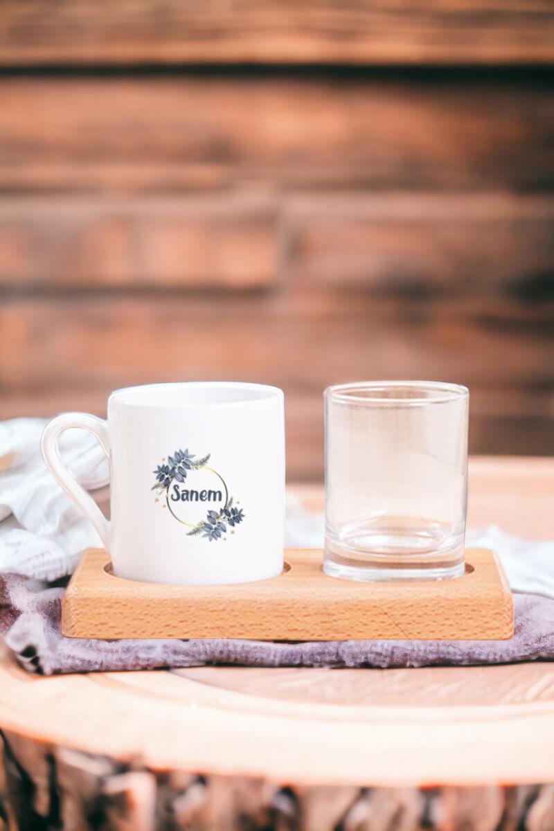 İsme Özel Çiçek Desenli Ahşap Sunumlu Türk Kahvesi Fincanı