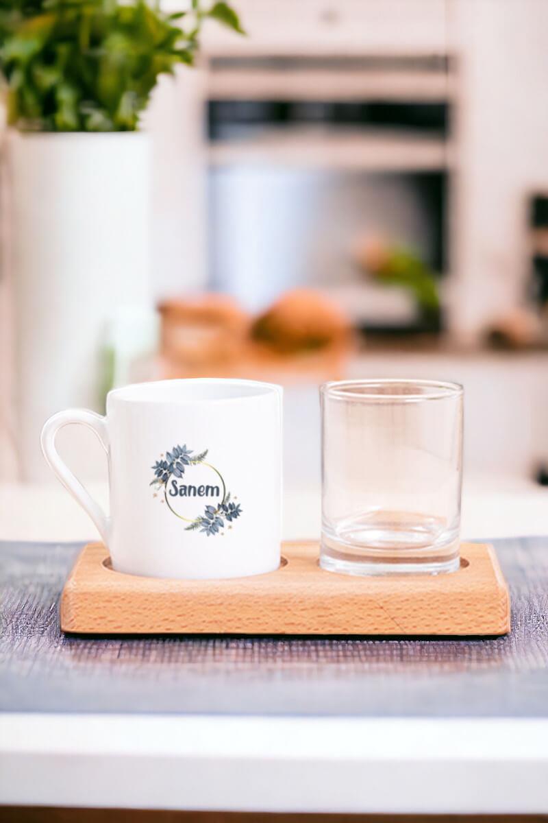 İsme Özel Çiçek Desenli Ahşap Sunumlu Türk Kahvesi Fincanı