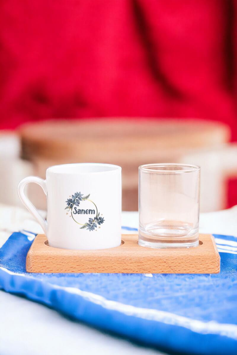 İsme Özel Çiçek Desenli Ahşap Sunumlu Türk Kahvesi Fincanı