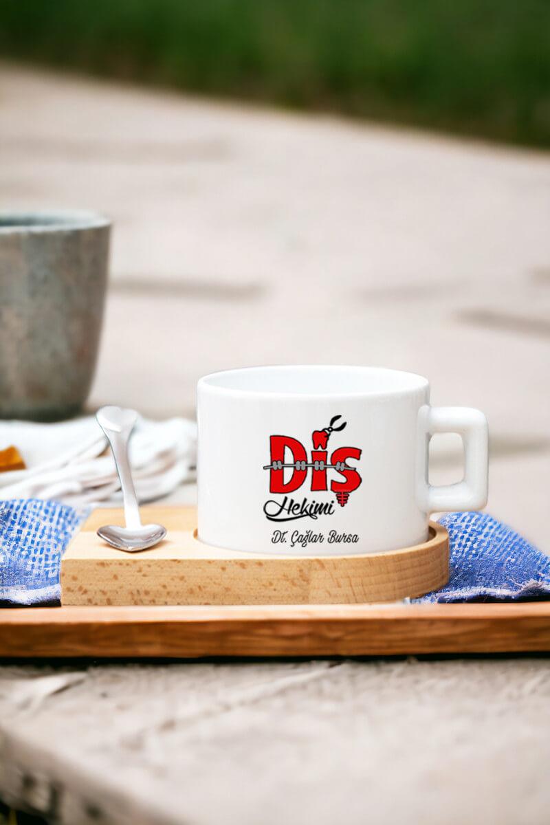 Kadın Diş Hekimine Hediye Kalp Kaşıklı Ahşap Altlıklı Fincan