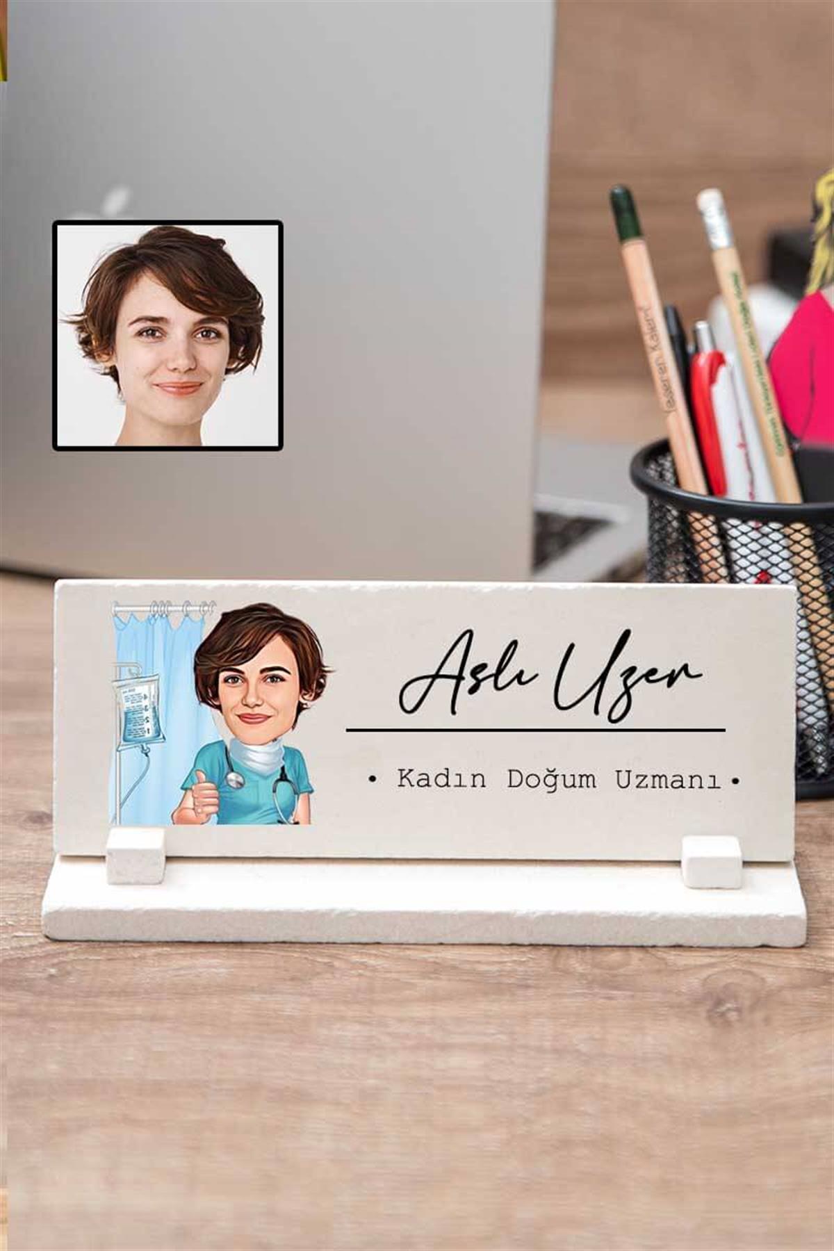 Kadın Doktora Muayenehane Hediyesi Karikatürlü Masaüstü İsimlik