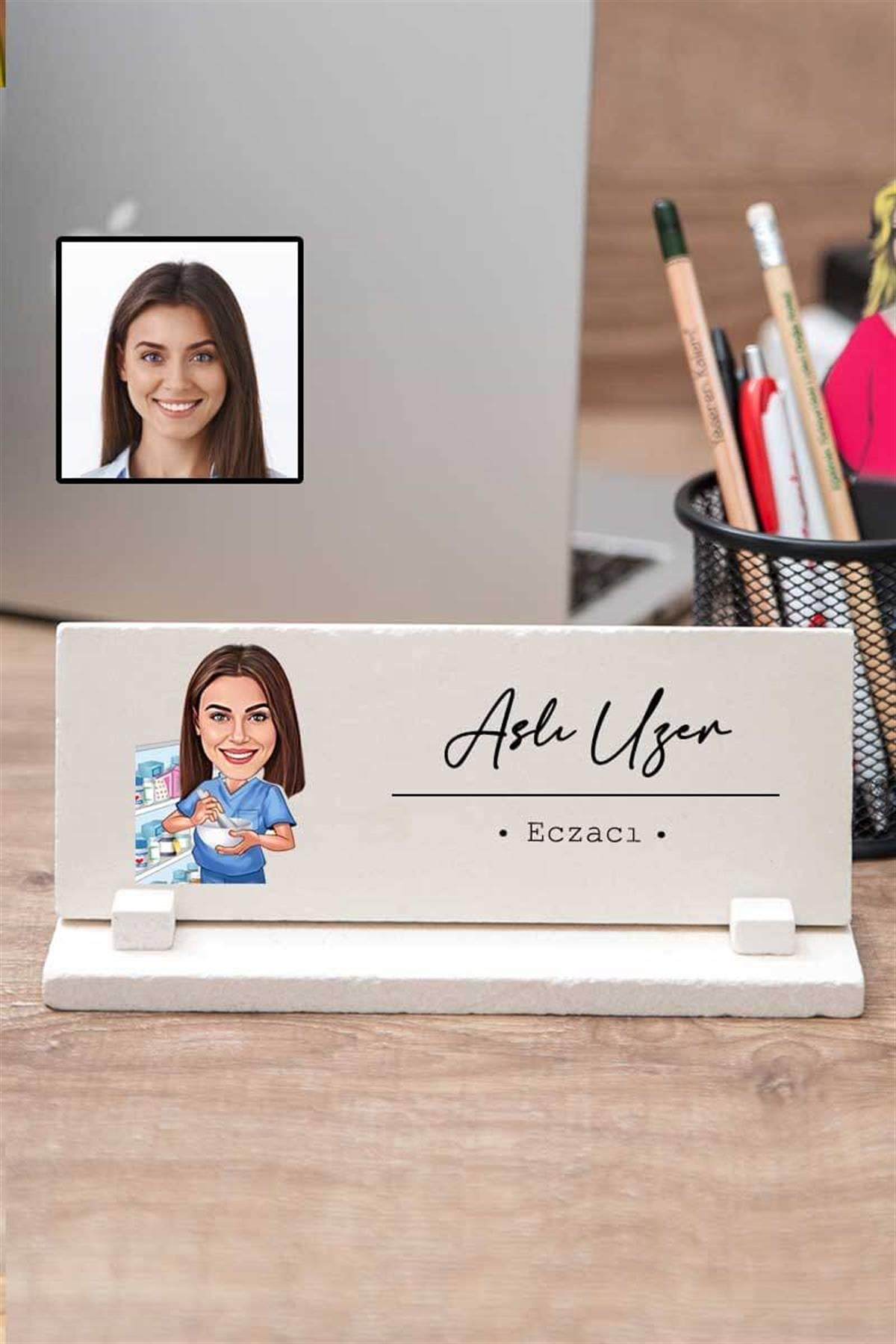 Kadın Eczacıya Eczane Açma Hediyesi Karikatürlü Masaüstü İsimlik