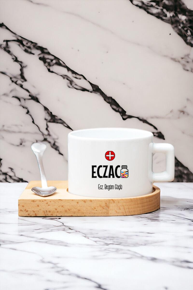 Kadın Eczacıya Hediye Kalp Kaşıklı Ahşap Altlıklı Fincan