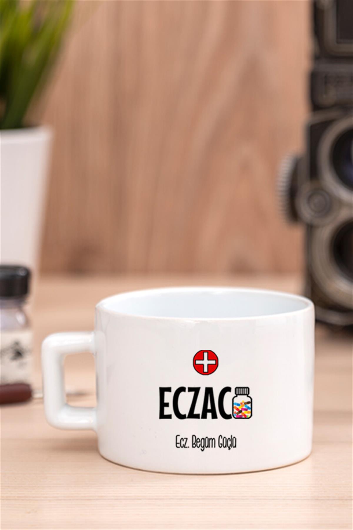 Kadın Eczacıya Hediye Kalp Kaşıklı Ahşap Altlıklı Fincan