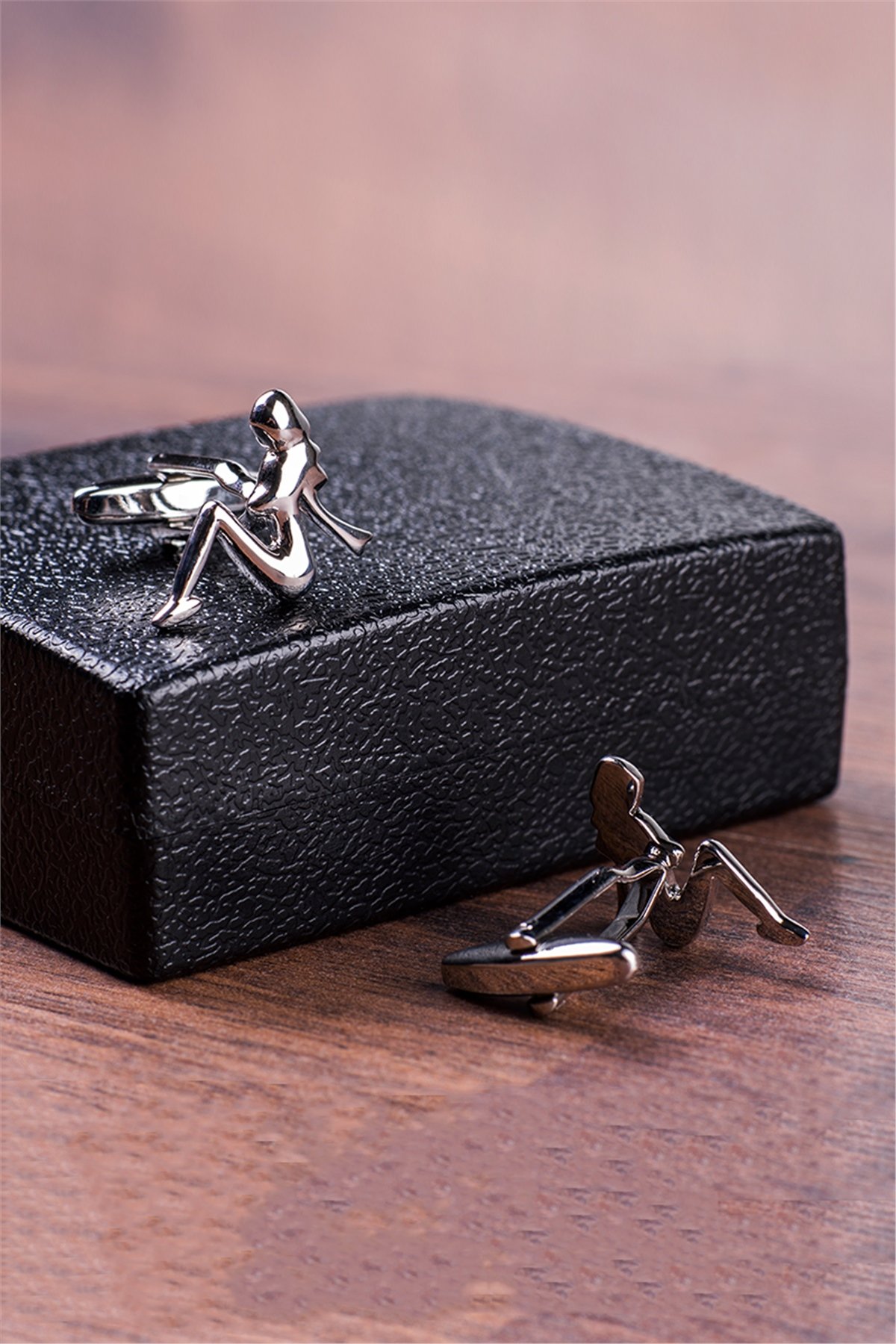 Kadın Figürlü Kol Düğmesi