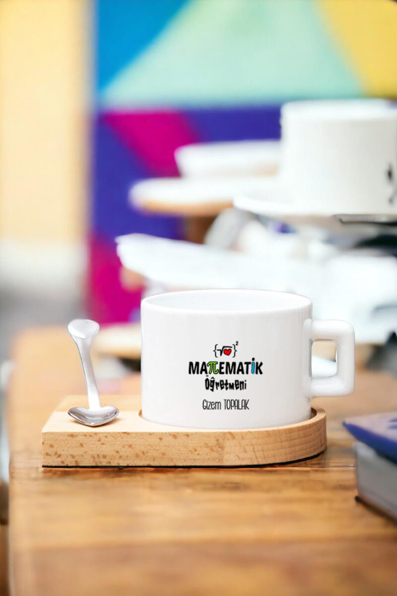 Kadın Matematik Öğretmenine Hediye Kalp Kaşıklı Ahşap Altlıklı Fincan