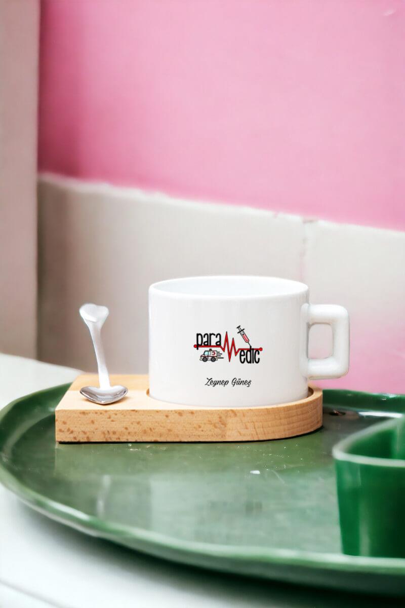 Kadın Paramediklere Hediye Kalp Kaşıklı Ahşap Altlıklı Fincan