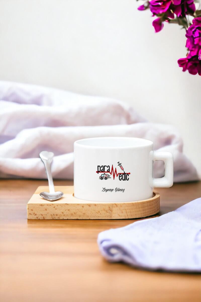 Kadın Paramediklere Hediye Kalp Kaşıklı Ahşap Altlıklı Fincan