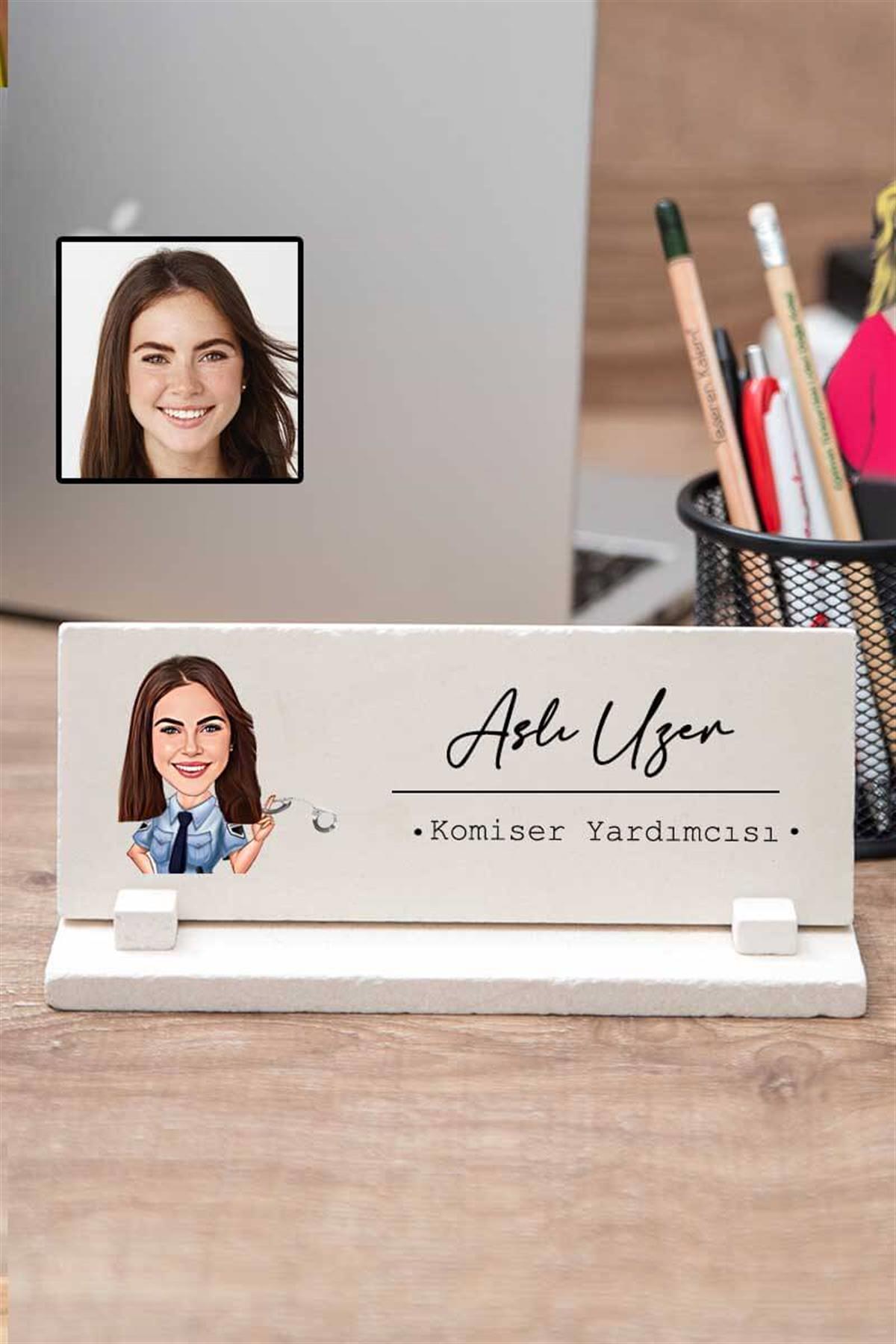 Kadın Polise Mezuniyet Hediyesi Karikatürlü Masa İsimliği
