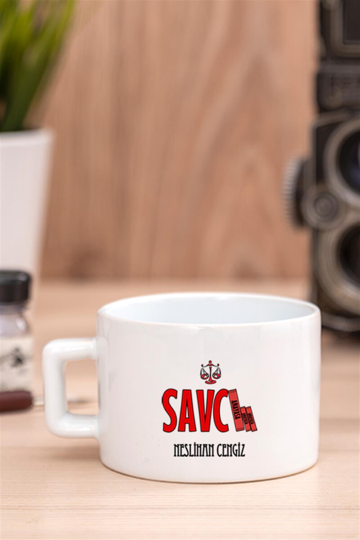 Kadın Savcıya Hediye Kalp Kaşıklı Ahşap Altlıklı Fincan