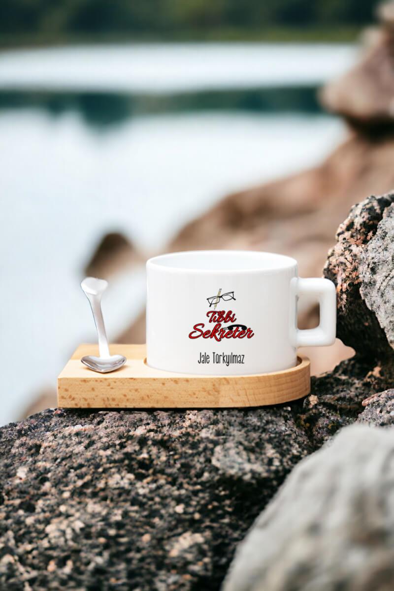 Kadın Tıbbi Sekretere Hediye Kalp Kaşıklı Ahşap Altlıklı Fincan