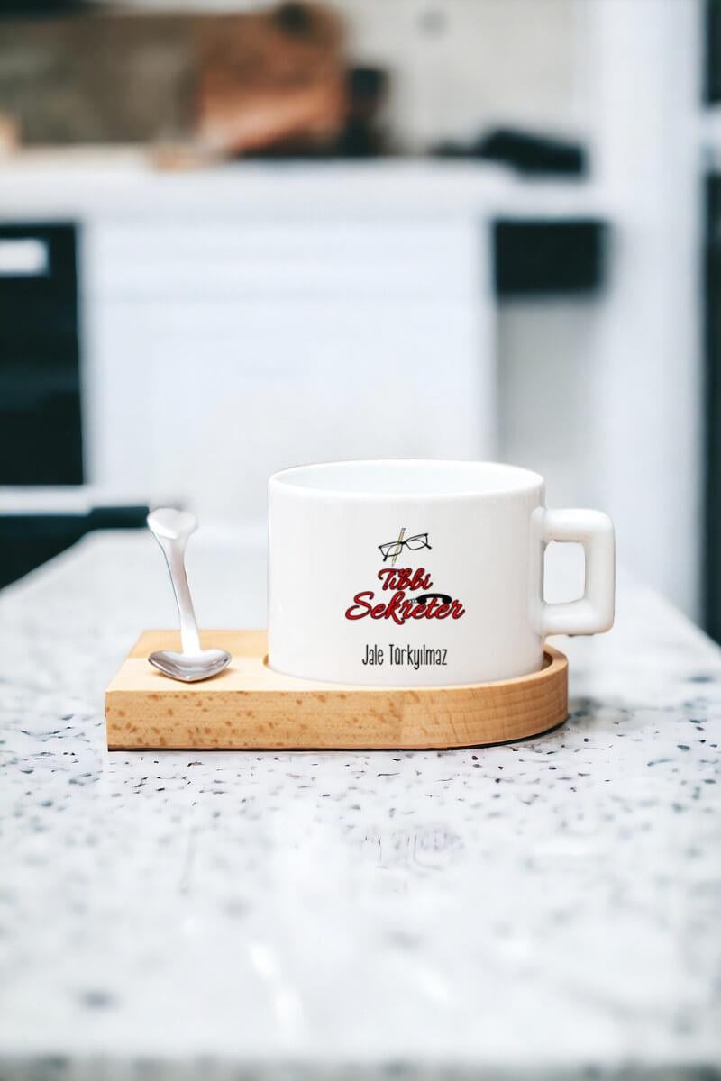 Kadın Tıbbi Sekretere Hediye Kalp Kaşıklı Ahşap Altlıklı Fincan