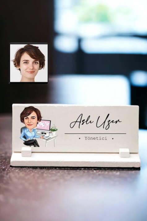 Kadına Yeni İş Tebrik Hediyesi Karikatürlü Masa İsimliği