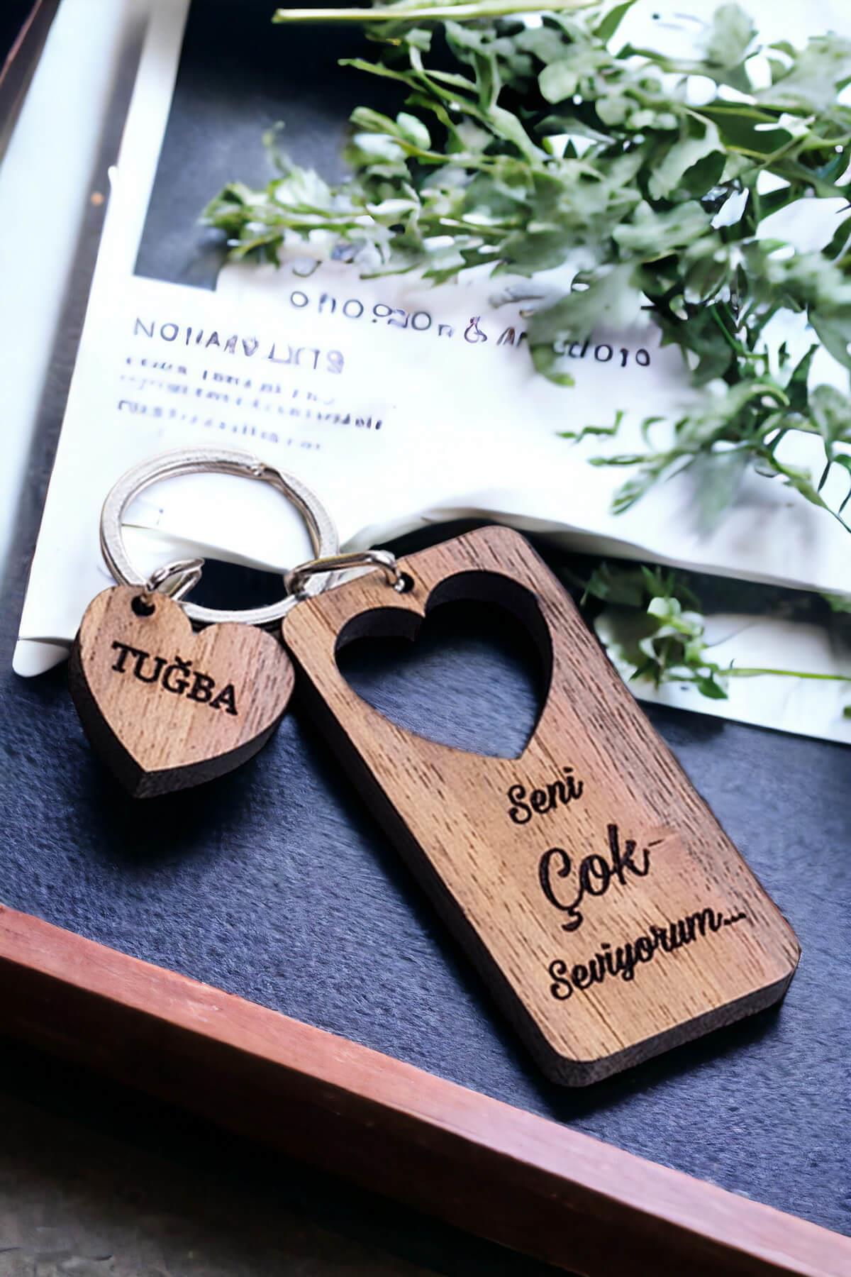 Kız Arkadaşa Hediye Mesajlı ve Kalpli Ahşap Anahtarlık