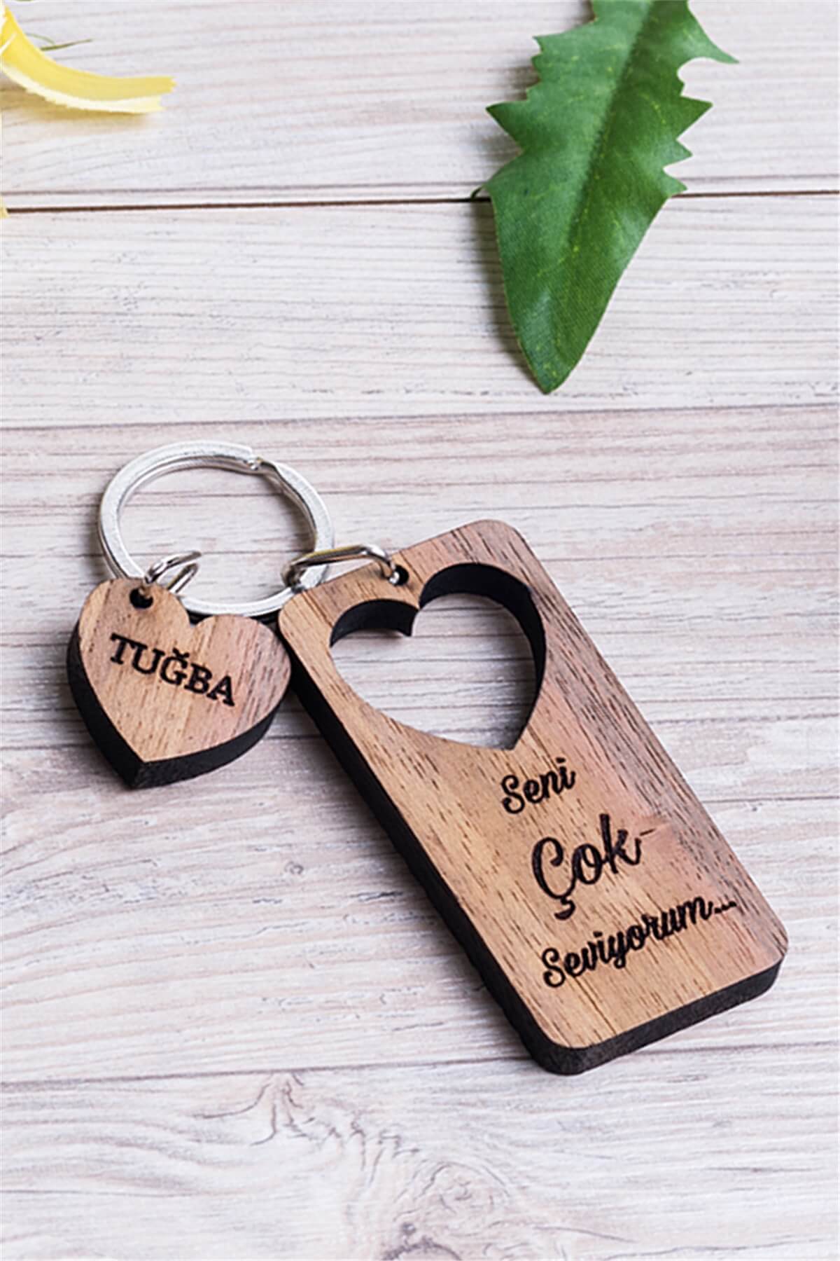 Kız Arkadaşa Hediye Mesajlı ve Kalpli Ahşap Anahtarlık