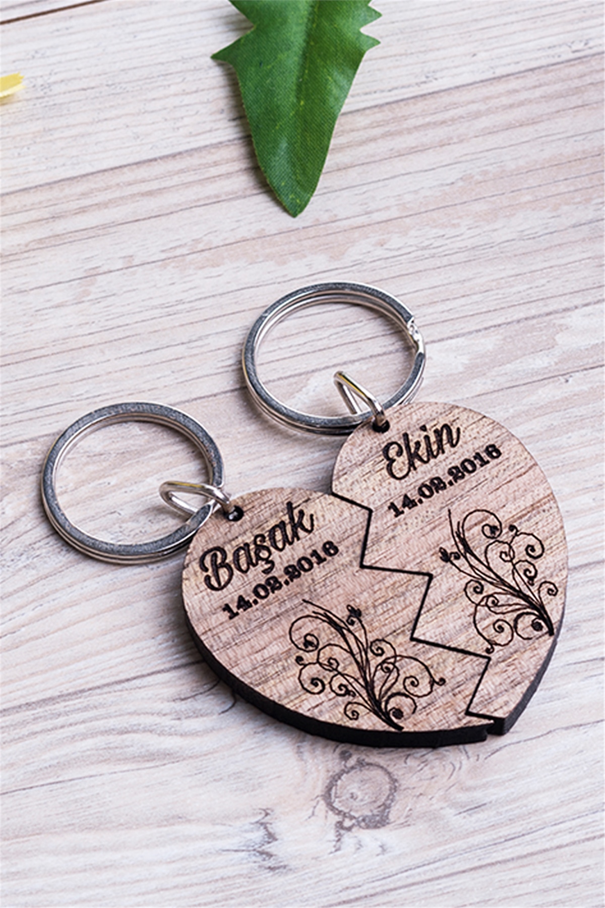 Kişiye Özel İsim ve Tarih Yazılı Kalplerin Birleşmesi Çift Anahtarlığı